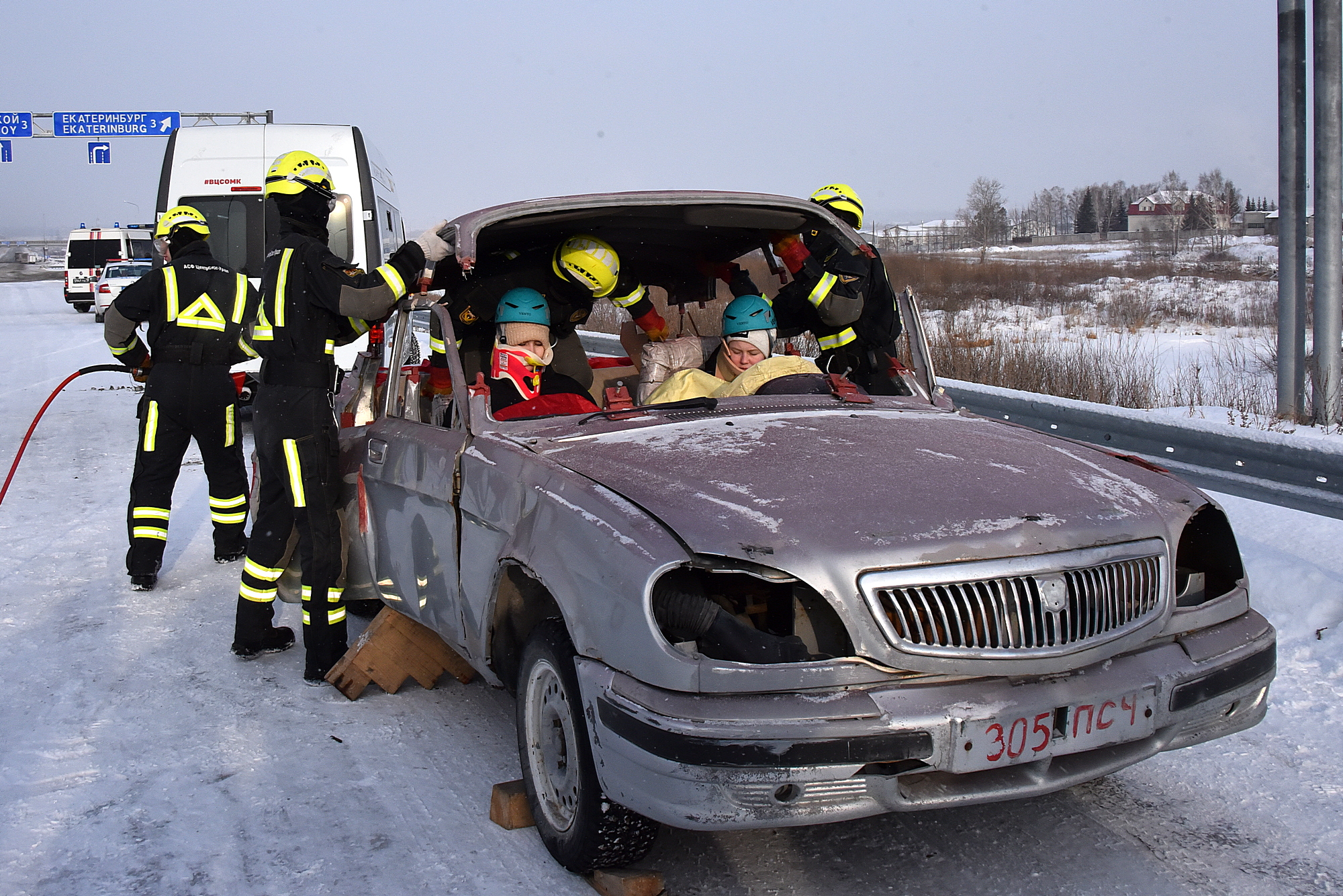 Спасатели эвакуировали пострадавших в аварии на ЕКАДе всего за несколько  минут. Фото - «Уральский рабочий»